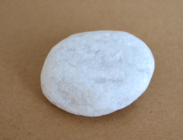 Marienkfer aus einem Stein basteln