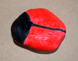 Marienkfer aus einem Stein basteln