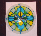Uhr mit Glasmalfarbe basteln