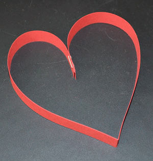 Herz-Girlande aus Papierstreifen basteln