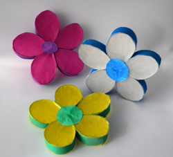 Blumen aus Papprollen basteln