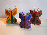 Schmetterlinge aus Papprollen basteln