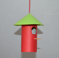 Vogelhaus aus Papprollen basteln