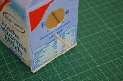 Vogelhaus aus einem Milchkarton basteln